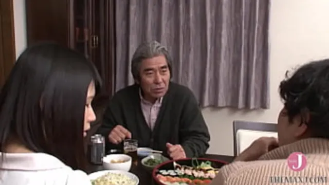 Cute short-haired Japanese wife with amazing ass🍑 can′t resist her hunk-in-law′s huge cock🌭