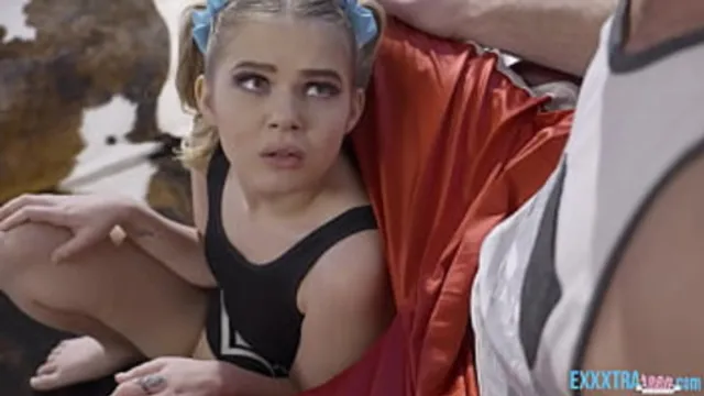 Horny🥵 teen gets her wet pussy🌮️ pounded by a mature man