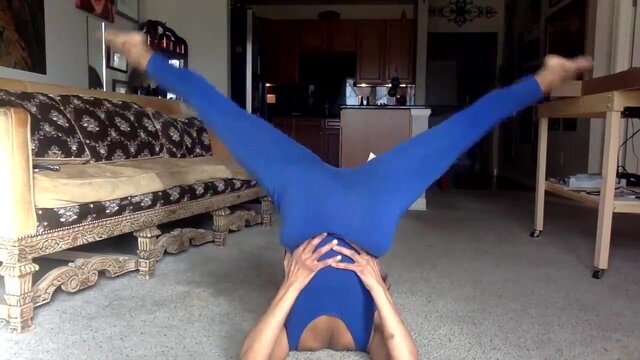 Flirty EXPERIENCED LADY Ginger MoistHer gets seduced by a live audience