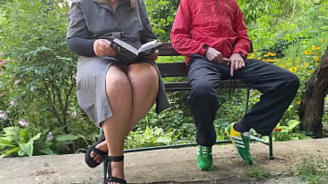 Gorgeous milf gives a steamy outdoor handjob