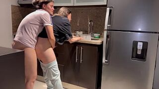 Wifey Devoured, Spouse能达到Climax, Leaving Home As Mom Shows Up Heated