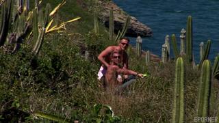 Blonds two-guymed picnic, Nessa damnation
