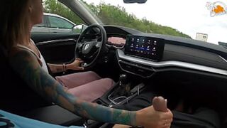 Highway humper scores auto blowie from lucky broad on winding roads